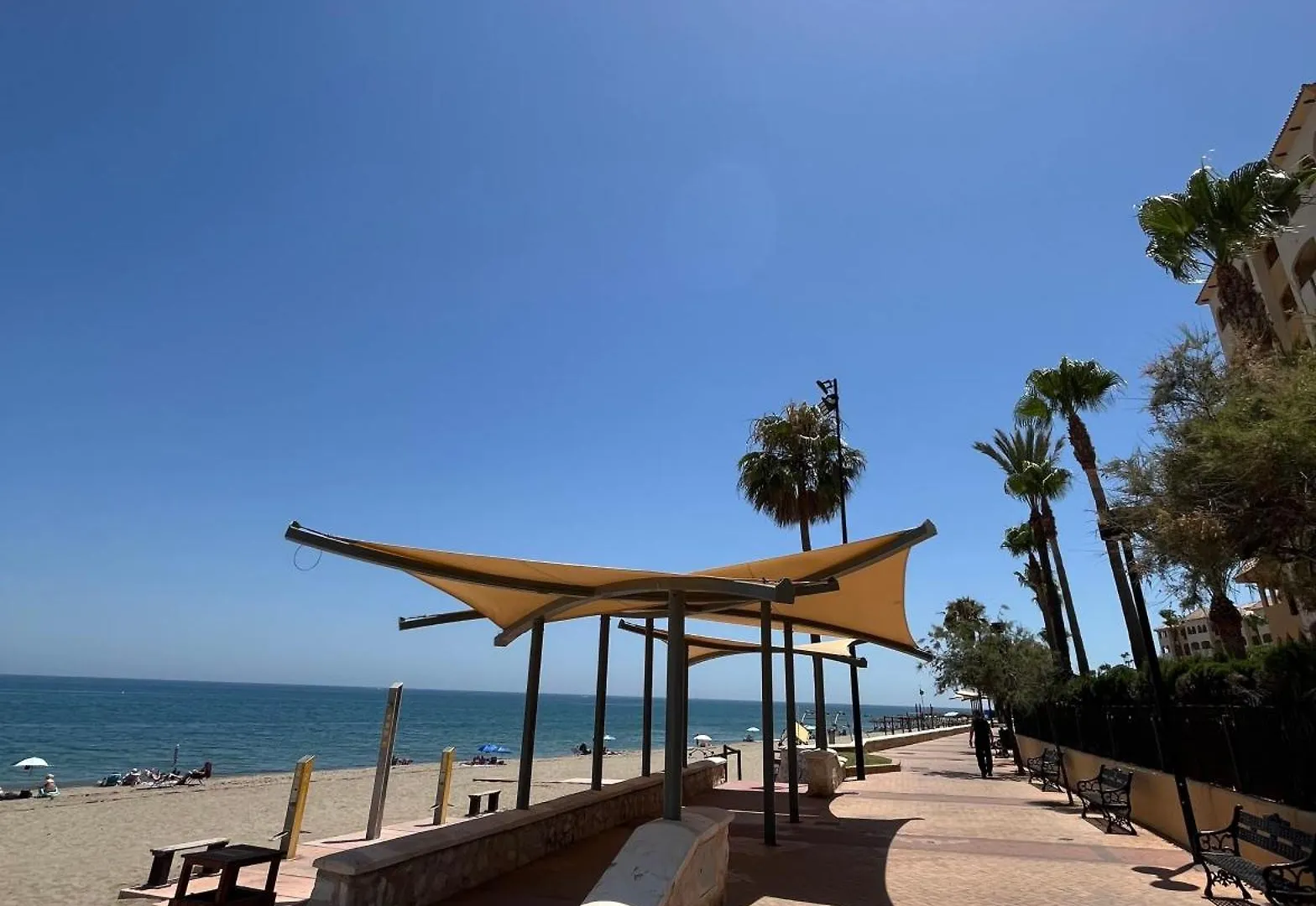 Atico Con Vistas Al Mar Y Con Piscina Frente A Castillo Sohail Fuengirola