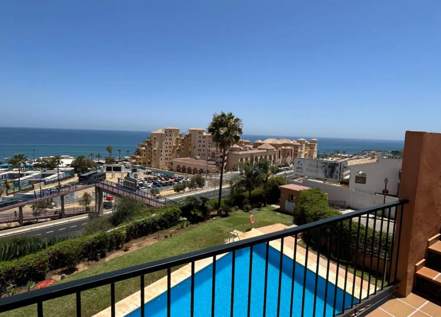 Atico Con Vistas Al Mar Y Con Piscina Frente A Castillo Sohail Fuengirola
