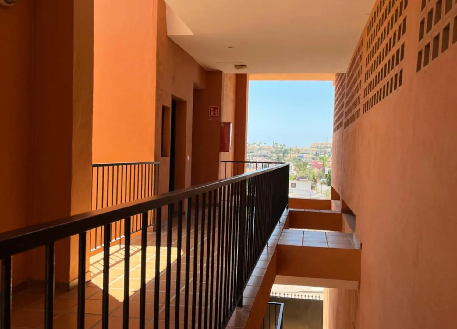 Atico Con Vistas Al Mar Y Con Piscina Frente A Castillo Sohail Fuengirola